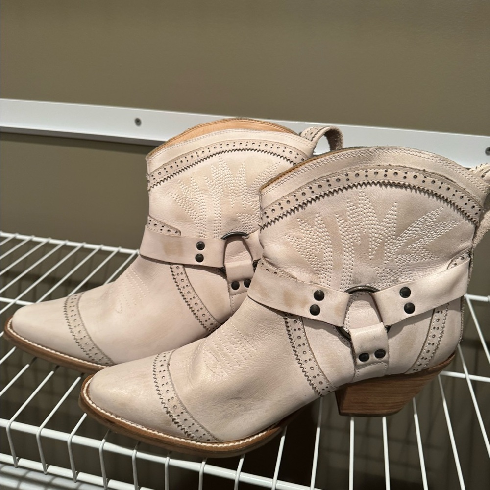 Dingo Gummy Bear Western Ankle Boots - Cream